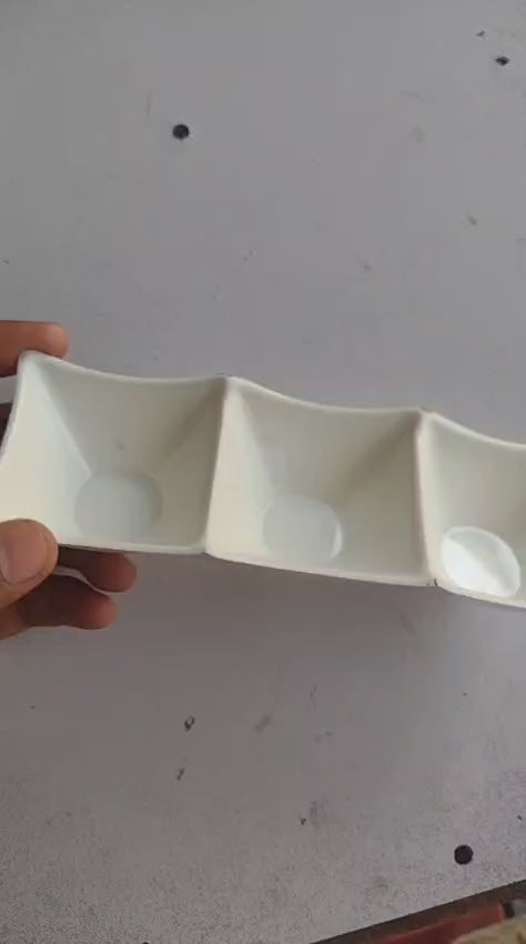3 Grid Japanese Dip Sauce Tray Plastic Sauce Dish Multi Section Condiment Tray for Dips Snacks and Sushi (Random Color)